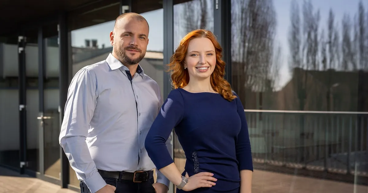 Barbora Šaldová a Michal Očko před sídlem společnosti
